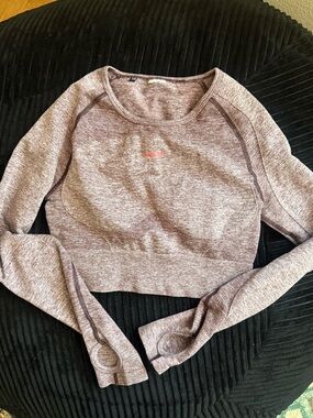 Gymshark crop, long sleeve shirt with cut out back.